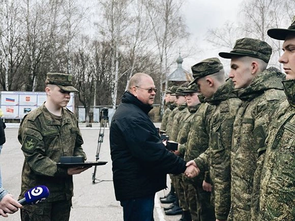 Олег Мельниченко с призывниками.jpg