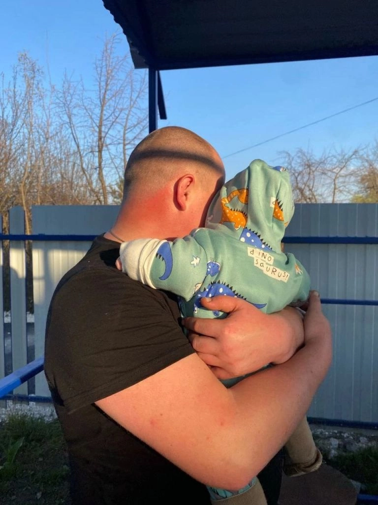 Саша с маленьким сыном на руках. Увы, чтобы понянчить его, надо дождаться короткого отпуска.jpg