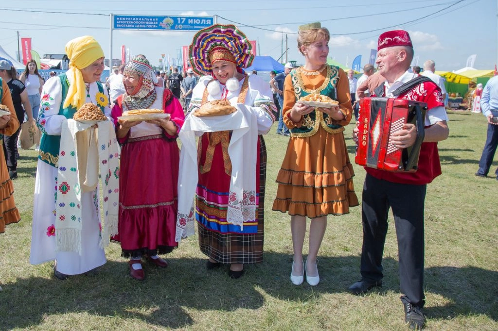 Дорогих гостей встречали, национальными блюдами угощали dp (182).jpg