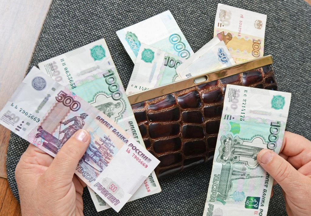 Приходится снова класть в кошелек наличные||Фото Владимира Гришина DSC_1905 Приходится снова класть в кошелек наличные фото Владимира Гришина.jpg