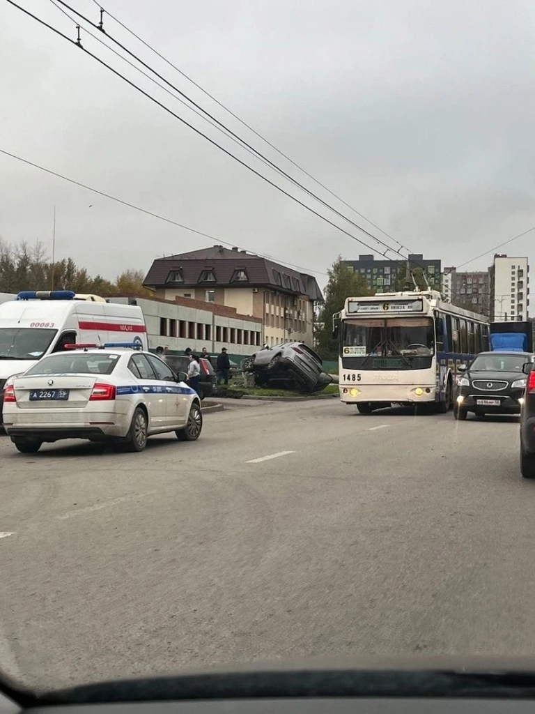 В Пензе световая опора рухнула на проезжую часть после ДТП