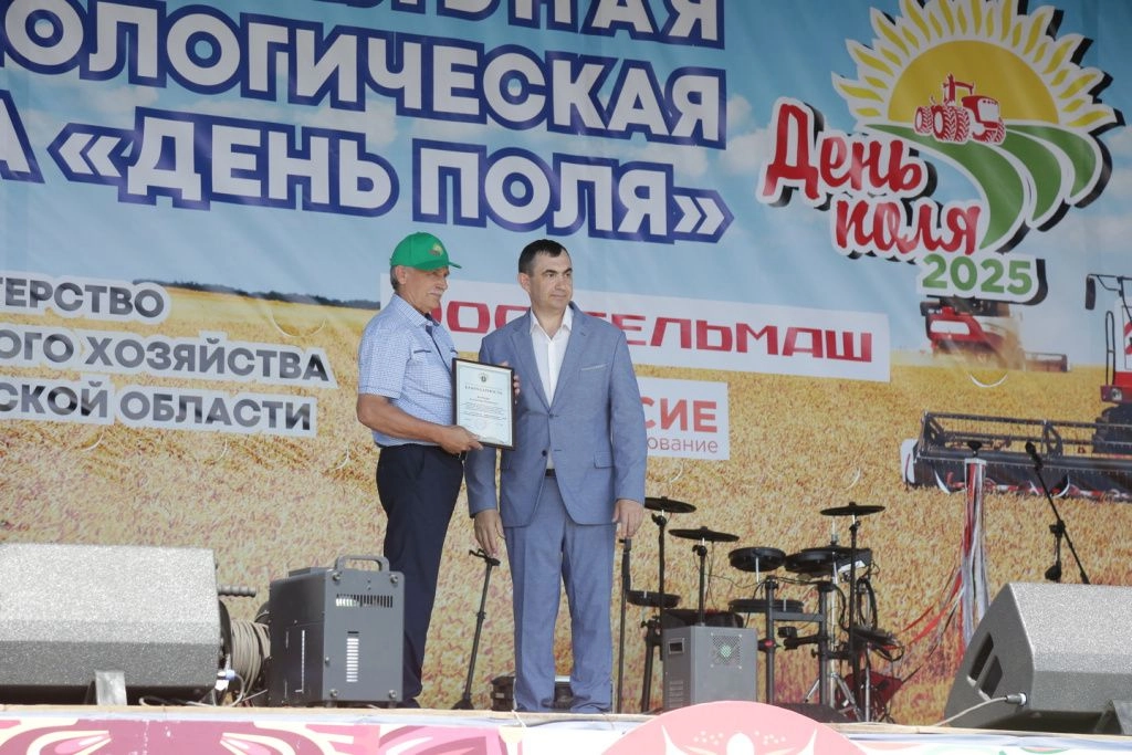 Александр Верхов получает награду 9V8A1269.jpg