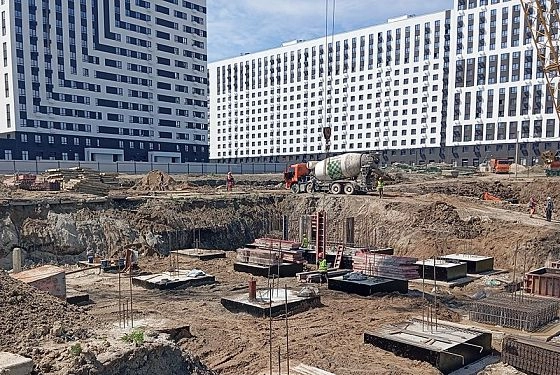 Светлана Круглова провела совещание у строящейся в Лугометрии школы