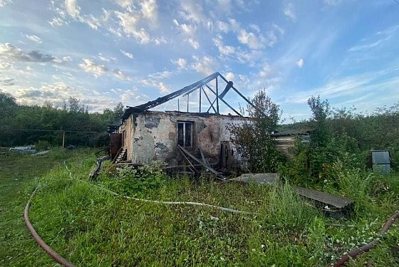 Во время пожара под Каменской гость погиб, а хозяин дома спасся