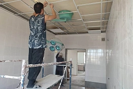 В Башмаковской больнице заливают пол и монтируют подвесной потолок
