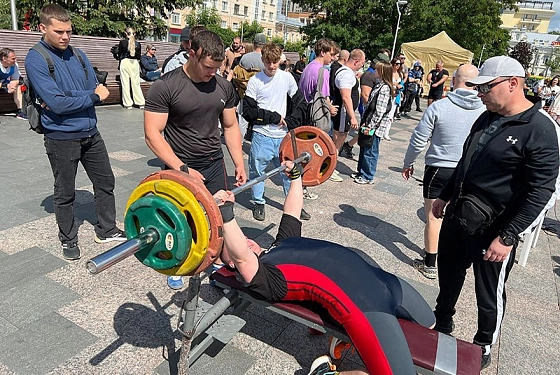В День молодежи пензенцы развлекаются играми и жмут штангу В День молодежи пензенцы развлекаются играми и жмут штангу