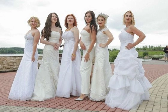Пензячки устроили дефиле в свадебных платьях