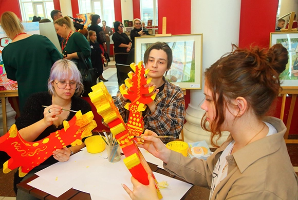 зажгут пожар. встречный пал. отжиг лесного пожара. зажгут пожар. встречный пожар.