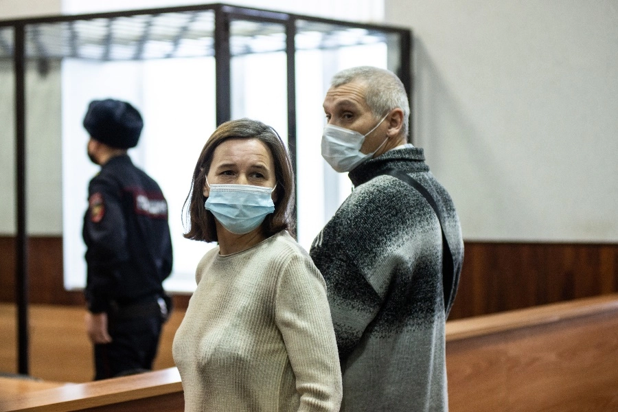 Тюрьма. Пытки в российских тюрьмах. Бывший заключенный отец. Суд сша приговорил россиянина олега никитина к 28 месяцам тюрьмы. Окно в тюрьме.