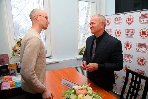 Николай Огнерубов с одним из студентов.JPG