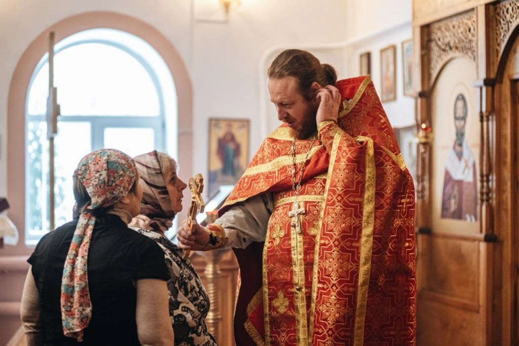 священник с крестом.jpg