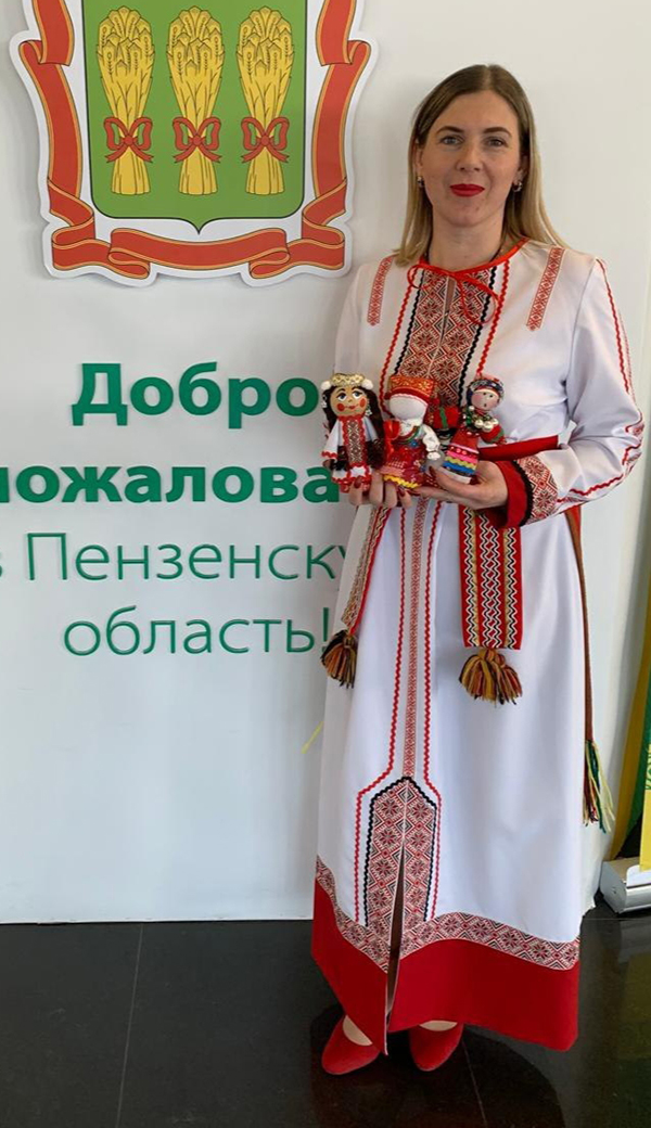 Марина Ханбикова представляет на фестивалях костюмы мордовского народа