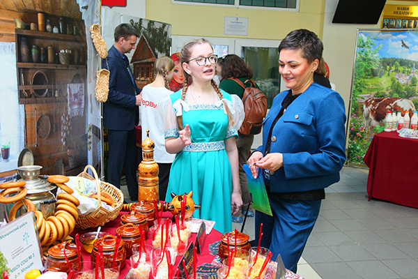 Гостей встречали в фойе школы