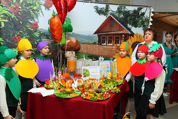 Дети были в ярких костюмах