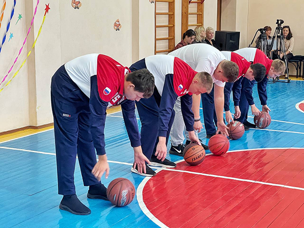 Ребята начинают с азов: ведение мяча, передачи, базовые броски