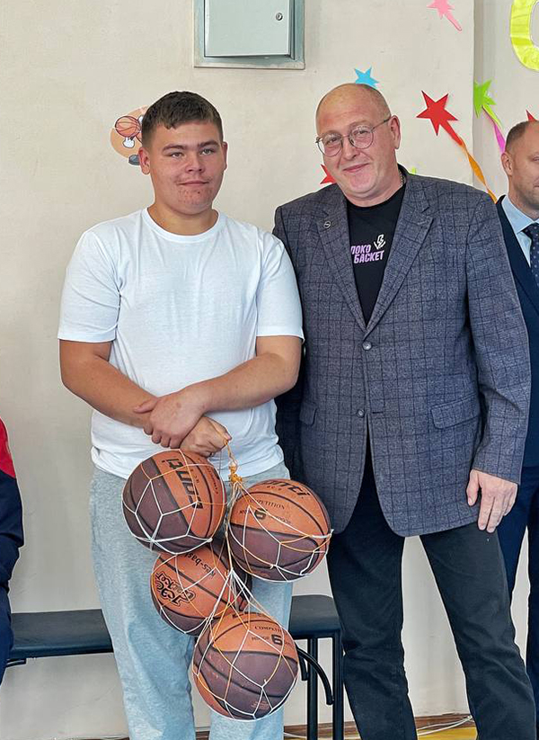 Мячи для тренировок передал президент региональной федерации баскетбола Александр Колмаков