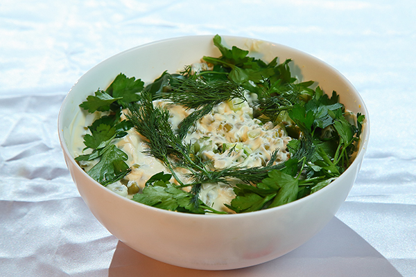 Салат с курицей и горошком