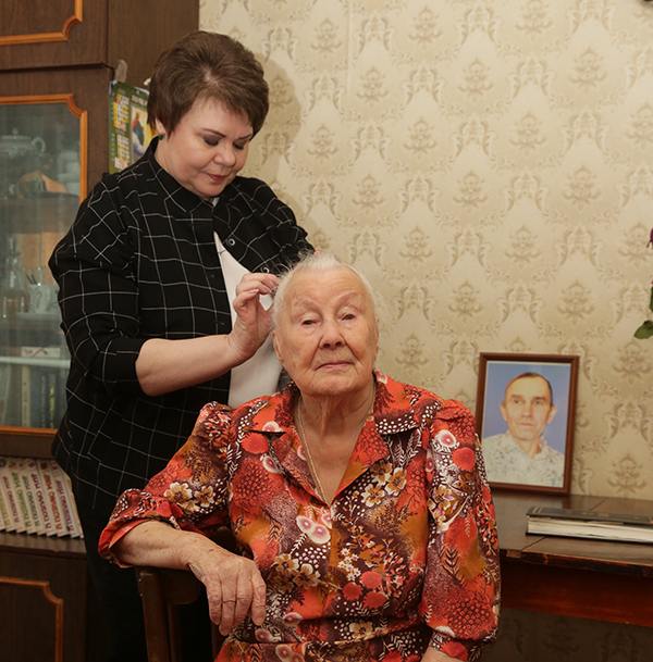Сноха Лариса хочет, чтобы мама была красивой на фотографии и укладывает ей волосы